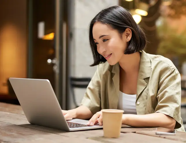 Femme travaillant sur un ordinateur portable dans un café