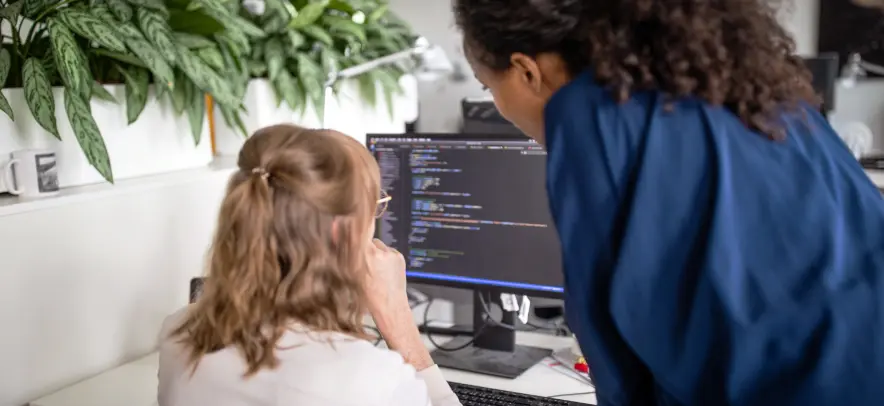 Femmes regardant du code sur un écran