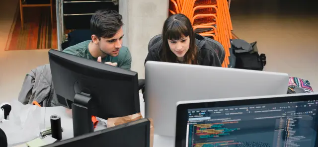 Homme et femme travaillant ensemble sur un ordinateur