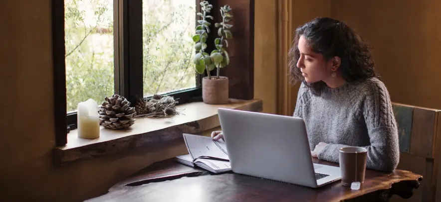 Femme travaillant sur un ordinateur portable dans un café 